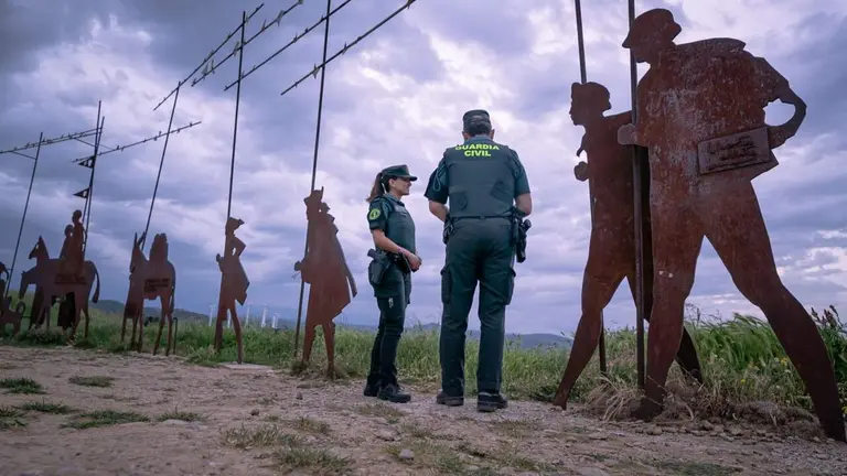 Dos agentes de la Guardia Civil en el Camino de Santiago en Navarra. GUARDIA CIVIL