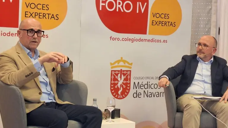 Franscisco Ponce y Alberto Lafuente, vicepresidente del Colegio de M&eacute;dicos y
moderador, en el Foro Voces Expertas. CEDIDA