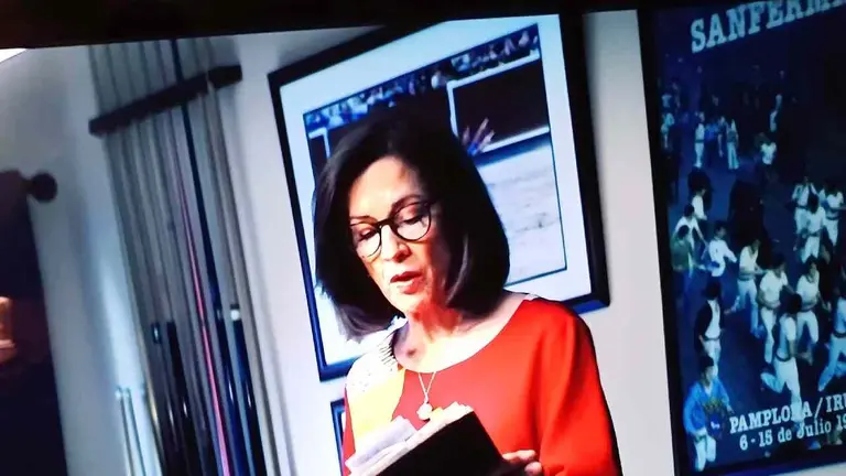 Captura de pantalla del documental Michael Jackson: el veredicto, en el que sale la periodista Diane Dimond con un cartel de San Ferm&iacute;n.
