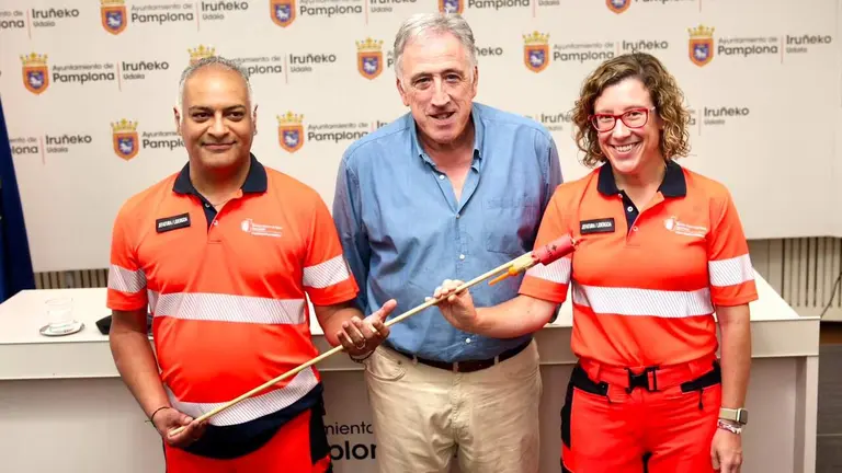 Clint Jean Louis Fern&aacute;ndez, el alcalde Joseba Asiron, y Miren Osc&aacute;riz. &Iacute;&Ntilde;IGO ALZUGARAY