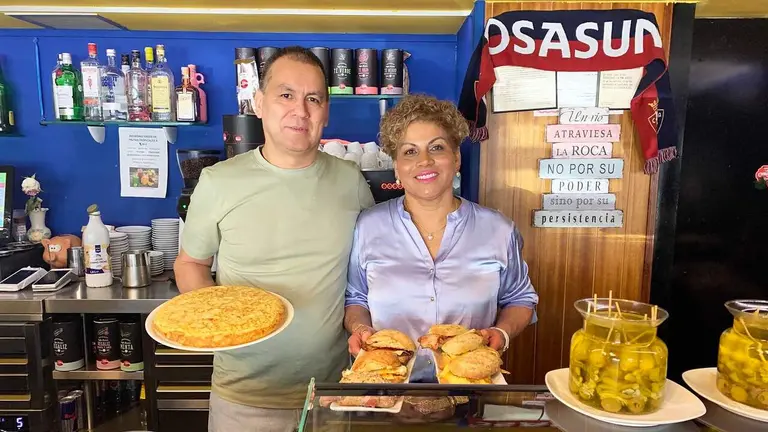 Jorge Mosquera y Victoria Torres en el bar Katiuska de Pamplona. navarra.com