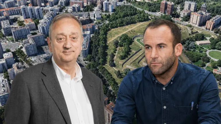 Javier Leoz y Borja Izaguirre, concejales de Geroa Bai y de EH Bildu, sobre una foto de la zona donde se va a llevar la actuaci&oacute;n.