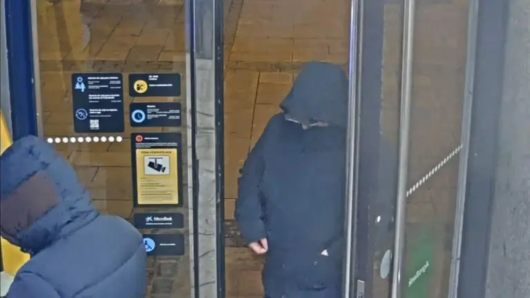 Captura del v&iacute;deo de los georgianos utilizando las tarjetas robadas. GUARDIA CIVIL