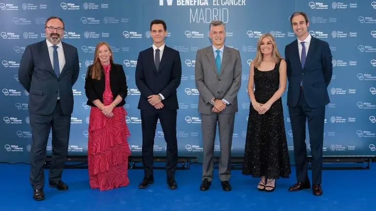 Joseba Campos, director general -cuarto por la izquierda-, y directivos de la Cl&iacute;nica Universidad de Navarra,  acompa&ntilde;ados por los presentadores Christian G&aacute;lvez y Sandra Golpe. CL&Iacute;NICA UNIVERSIDAD DE NAVARRA