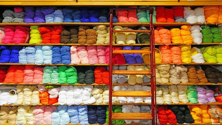 Secci&oacute;n de lanas de un bazar chino. AYUNTAMIENTO DE PAMPLONA