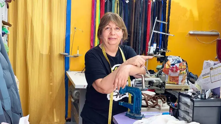 Liliana Hincapi&eacute; en su tienda El Remiendo navarro en la calle Ler&iacute;n 17 de Anso&aacute;in. Navarra.com