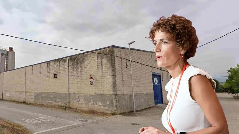 Fotomontaje de Mar&iacute;a Chivite sobre una nave de pol&iacute;gono industrial envejecida.