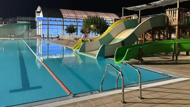 Imagen nocturna de las piscinas de Corella. Instagram.