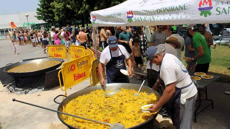 Reparto de paella en el d&iacute;a del socio de la AD San Juan en Pamplona. Cedida.