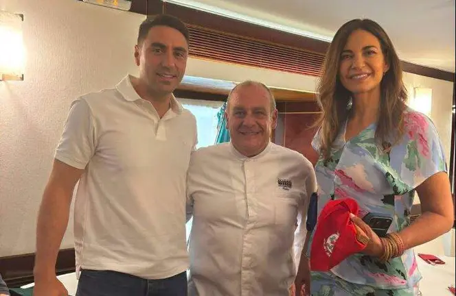 Peio Etxeberr&iacute;a, Nicol&aacute;s Ram&iacute;rez y Maril&oacute; Montero en el restaurante T&uacute;bal de Tafalla. Facebook T&uacute;bal.