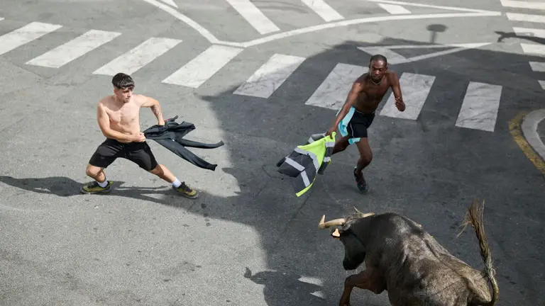 Suelta de vacas por las calles en fiestas de Mutilva 2026. PABLO LASAOSA