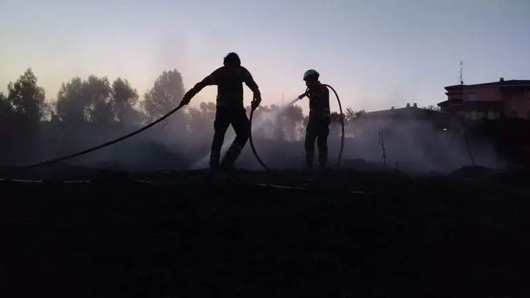 Bomberos trabajando en el incendio de Lerin. BOMBEROS DE NAVARRA