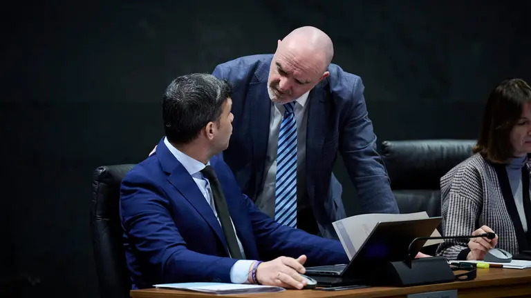 Javier Esparza de UPN habla con Javier Garc&iacute;a del PPN durante en pleno del Parlamento. PABLO LASAOSA