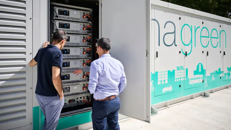 Inauguraci&oacute;n de la conexi&oacute;n a la red el&eacute;ctrica del campus de Arrosadia de la UPNA del nuevo sistema de almacenamiento de energ&iacute;a el&eacute;ctrica mediante bater&iacute;as. PABLO LASAOSA