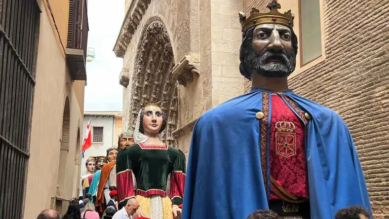 Gigante sde Tudela por el casco viejo de la capital ribera. COMPARSA DE GIGANTES Y CABEZUDOS DE TUDELA