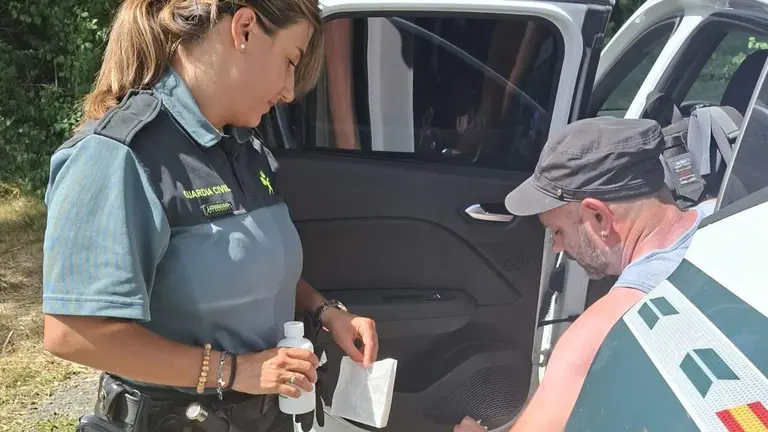 Una agente de la Guardia Civil realiza una primera cura al peregrino herido en Erro. GUARDIA CIVIL