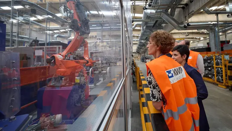 La presidenta de Navarra, Mar&iacute;a Chivite, visita las instalaciones de KWD. GOBIERNO DE NAVARRA