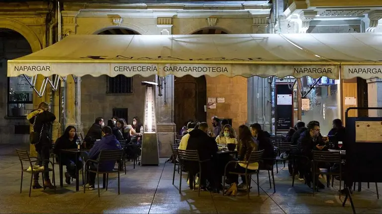 Terraza de la Cervecer&iacute;a Napargar en la Plaza del Castillo de Pamplona. I&Ntilde;IGO ALZUGARAY