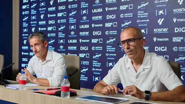El director de Tajonar, &Aacute;ngel Alcalde, y el director t&eacute;cnico del f&uacute;tbol base de OSasuna, Patxi Pu&ntilde;al. OSASUNA