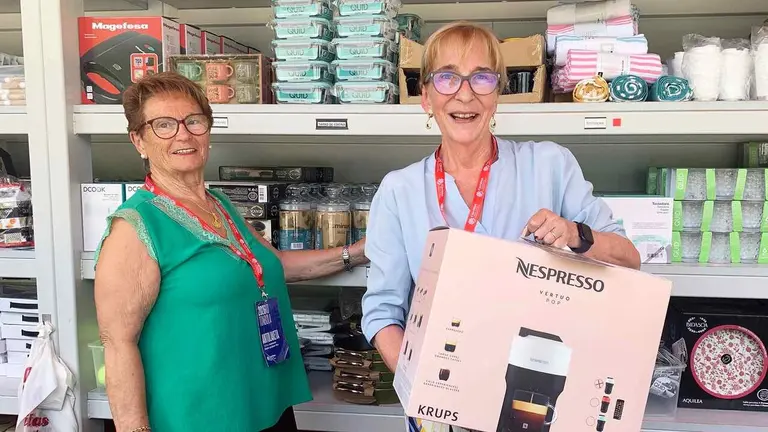 Carmen y Mar&iacute;a Antonia Gallego en la t&oacute;mbola de C&aacute;ritas en Pamplona. Navarra.com