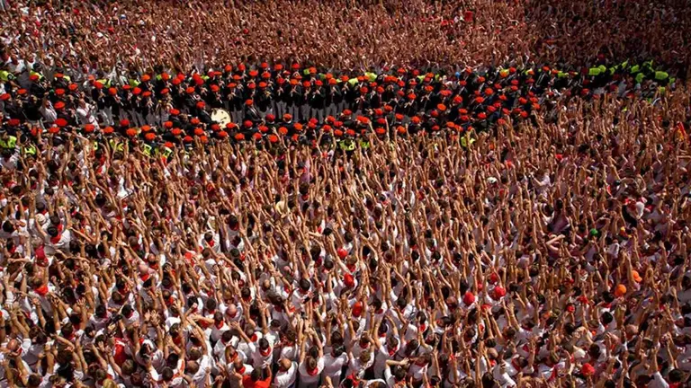 Los gaiteros salen a la plaza consistorial de Pamplona tras el Chupinazo de San Ferm&iacute;n.
