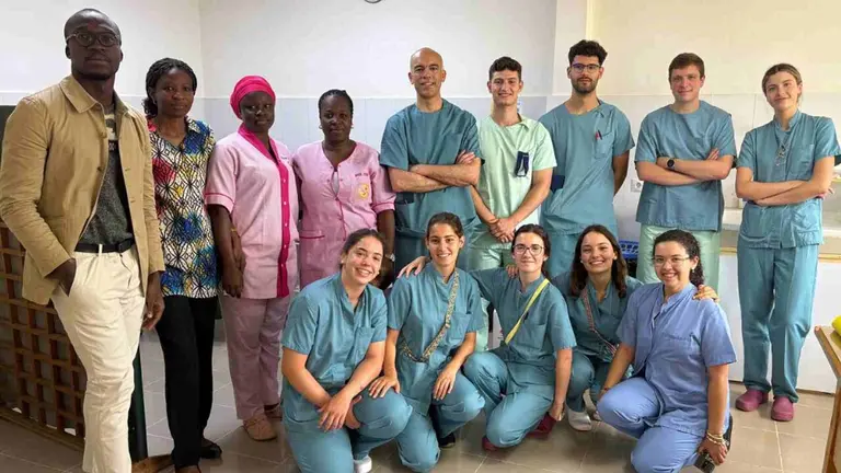 El Dr. Gabriel Reina, junto a alumnos de la Universidad de Navarra y profesionales locales, participa estos d&iacute;as en Costa de Marfil en el proyecto Elikia. CL&Iacute;NICA UNIVERSIDAD DE NAVARRA