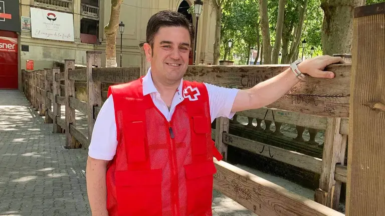Alfonso Cont&iacute;n junto al vallado de la bajaba al callej&oacute;n de la plaza de toros. Navarra.com