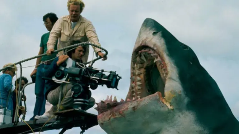 Steven Spielberg, durante el rodaje de Tiburon. El a&ntilde;o pasado, hizo el 50 aniversario de su estreno.