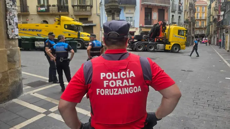 Una persona fallecida y varias heridas al perder el control un cami&oacute;n de la basura en la plaza Navarrer&iacute;a de Pamplona. EUROPA PRESS