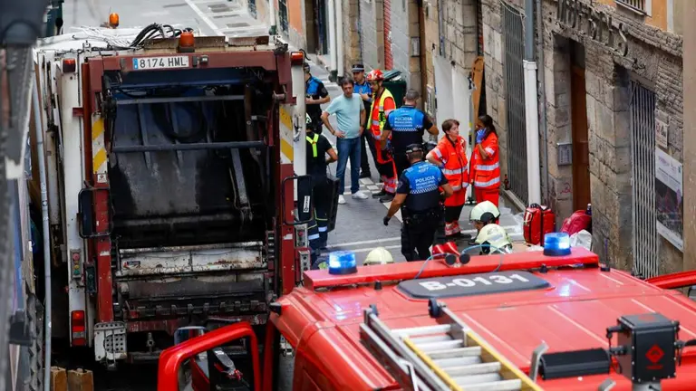 Una persona fallecida y varias heridas al perder el control un cami&oacute;n de la basura en la plaza Navarrer&iacute;a de Pamplona. EFE