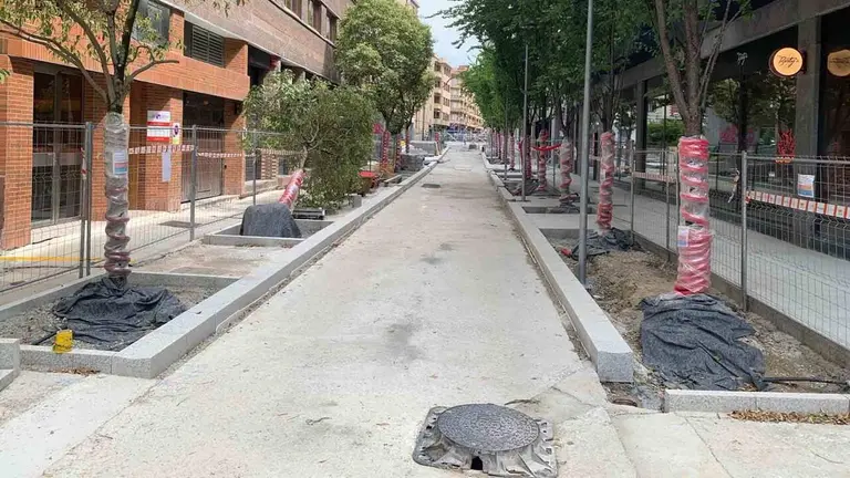 Obras de reurbanizaci&oacute;n en la calle Alh&oacute;ndiga de Pamplona. Navarra.com