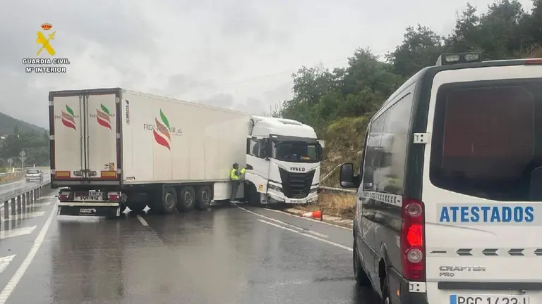 Imagen del cami&oacute;n accidentado. GUARDIA CIVIL
