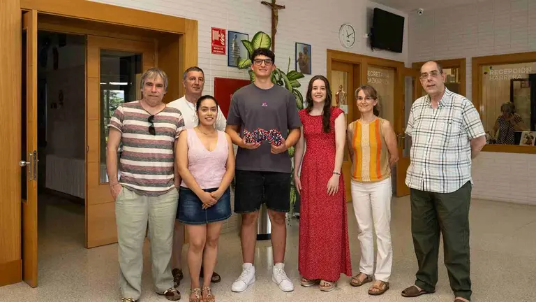 Alumnado de Biotecnolog&iacute;a de la UPNA participa en una actividad que culmina en la donaci&oacute;n de un modelo de ADN en 3D al colegio Claret Larraona. UPNA
