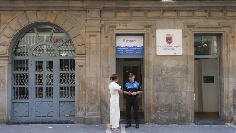 Un polic&iacute;a municipal de Pamplona en calle Zapater&iacute;a. AYUNTAMIENTO DE PAMPLONA