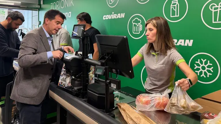 Durante la visita a &lsquo;La Despensa de Lumbier&rsquo;, el consejero Irujo ha aprovechado para realizar su compra. GOBIERNO DE NAVARRA