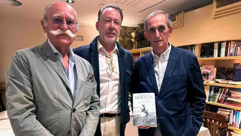 Vicente Zabala de la Serna, en el centro, ha presentado en Pamplona &lsquo;Memoria de Morante&rsquo;, un libro sobre la dimensi&oacute;n humana y taurina de Morante de la Puebla. acompa&ntilde;ado de Rafael Moreno y de Eugenio Salinas.