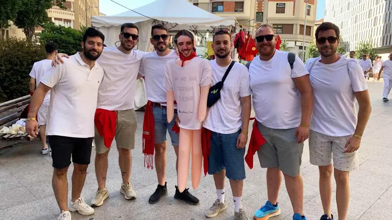 Una cuadrilla de amigos de Totana (Murcia) con muchas ganas de San Ferm&iacute;n. Navarra.com