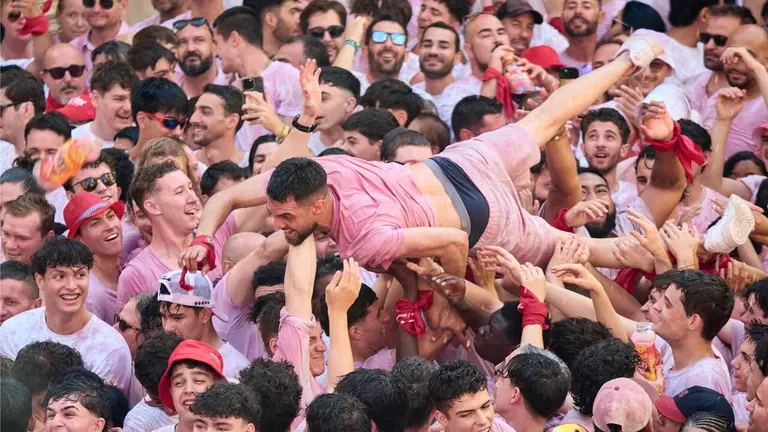 Momentos previos al Chupinazo de San Ferm&iacute;n 2026, en la Plaza del Ayuntamiento, a 6 de julio de 2026, en Pamplona, Navarra (Espa&ntilde;a). Eduardo Sanz. Europa Press.