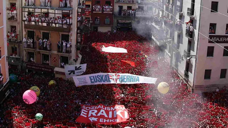 Imagen de archivo de pancartas proetarras en el arranque de las fiestas de San Ferm&iacute;n. EFE