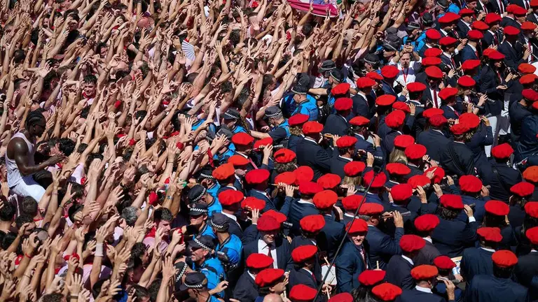 Imagen del chupinazo en la Plaza Consistorial en el arranque de los Sanfermines de 2026. EFE