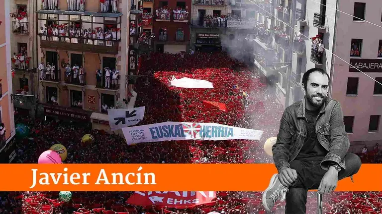 Pancartas proetarras en el Chupinazo de San Ferm&iacute;n. EFE