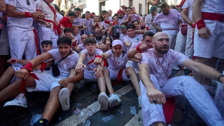 Miles de personas celebran el Chupinazo en la Plaza del Ayuntamiento de Pamplona, con el que se da inicio a las Fiestas de San Ferm&iacute;n 2026. I&Ntilde;IGO ALZUGARAY
