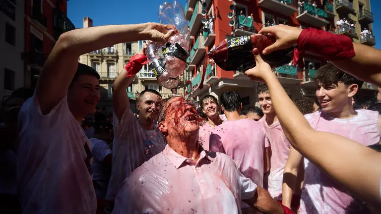Miles de personas celebran el Chupinazo en la Plaza del Ayuntamiento de Pamplona, con el que se da inicio a las Fiestas de San Ferm&iacute;n 2026. I&Ntilde;IGO ALZUGARAY