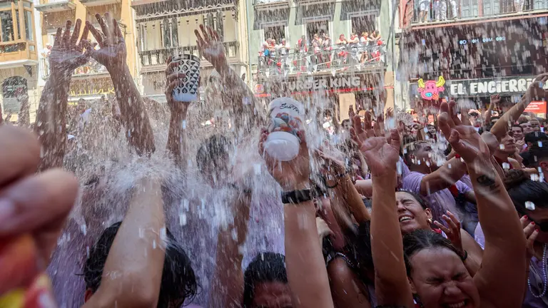 Pamplona. Navarra. 6 julio 2026. Fiestas. Sanfermines.
Ambiente por las calles de Pamplona en los momentos posteriores al Chupinazo que ha dado inicio a las Fiestas de San Fermin 2026 con el ya tradicional lanzamiento de agua desde los balcones, en Pamplona a 6 de julio de 2026. Cr&eacute;dito: I&ntilde;igo Alzugaray / Cordon Press