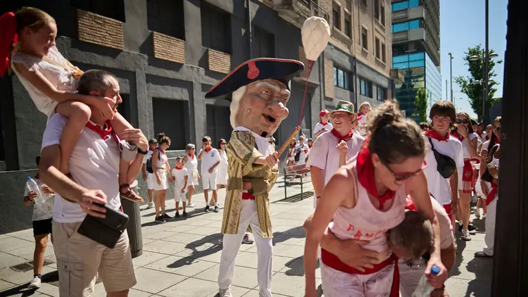 La Comparsa de Gigantes y Cabezudos ameniza las calles de Pamplona durante el primer d&iacute;a de San Ferm&iacute;n 2026. PABLO LASAOSA