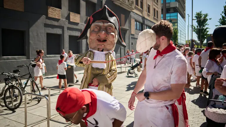 La Comparsa de Gigantes y Cabezudos ameniza las calles de Pamplona durante el primer d&iacute;a de San Ferm&iacute;n 2026. PABLO LASAOSA