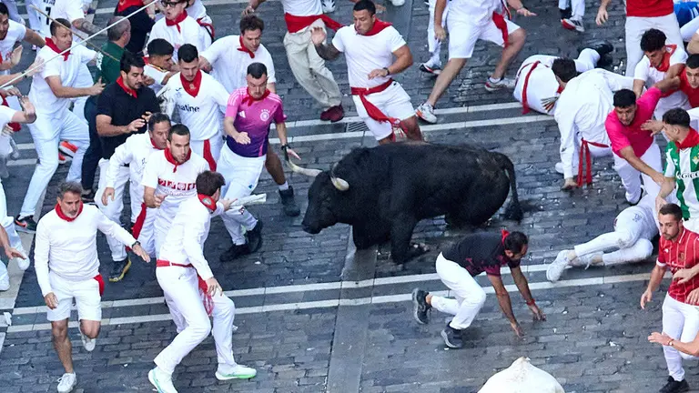 Primer encierro de San Ferm&iacute;n 2026 con toros de Fuente Ymbro. I&Ntilde;IGO ALZUGARAY