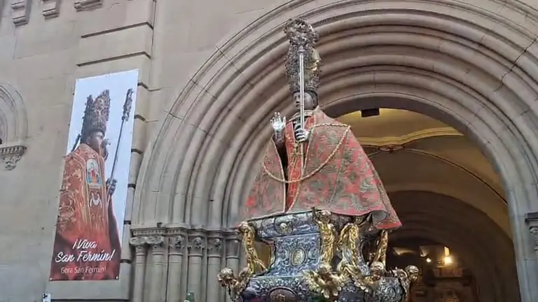 Imagen de San Ferm&iacute;n saliendo de la iglesia de San Lorenzo