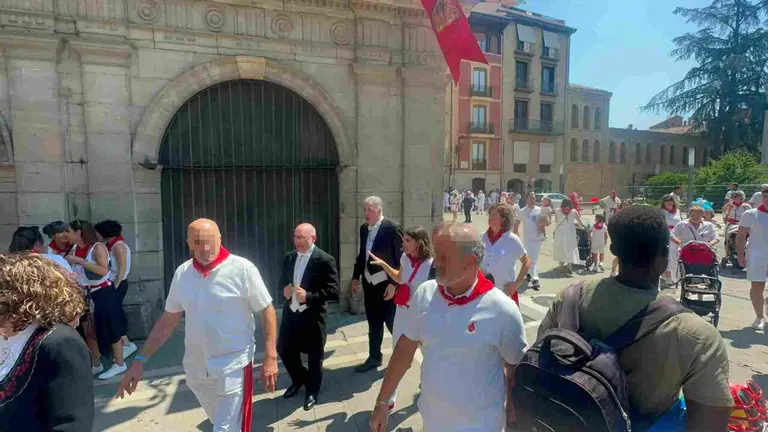 Joseba Asir&oacute;n sale por la sacrist&iacute;a literal huyendo de la Misa de San Ferm&iacute;n. NAVARRA.COM