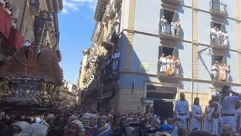 Momento del canto de la jota a San Ferm&iacute;n en la plaza del Consejo